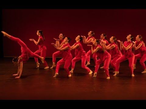 Descubre la impactante coreografía de danza moderna que te dejará sin aliento