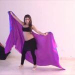 Descubre la fascinante danza árabe sensual con velo: un arte cautivador